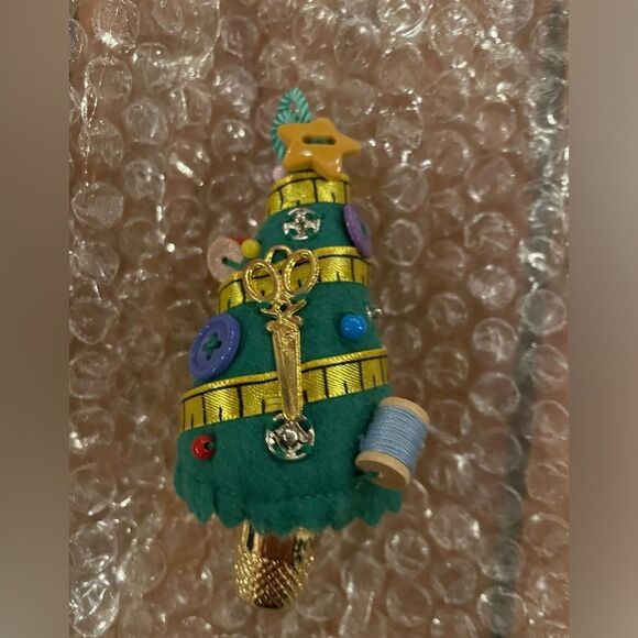 🆕 Hallmark Keepsake Ornament TRIM A TINY TREE Sewing 2005 - Picture 7 of 7